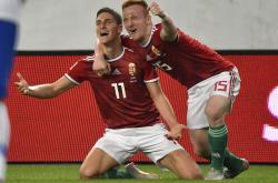 开云体育官网-欧国联比赛中一场硬仗让球员捶胸顿足