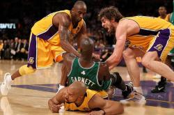 开云体育在线-包含角斗士之争：科比对决詹姆斯的词条