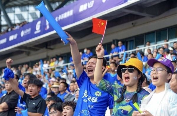 情绪高涨！球迷热情支持最爱球队
