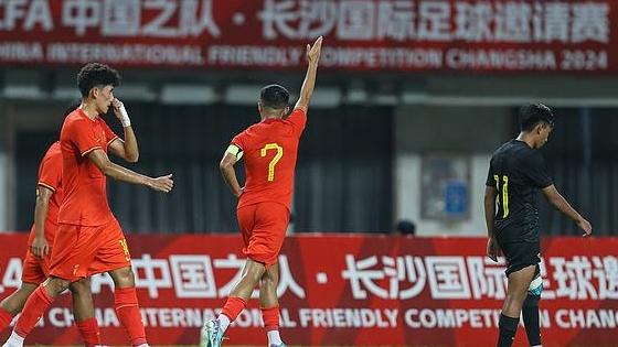 中国足球代表团击败对手，斩获一胜