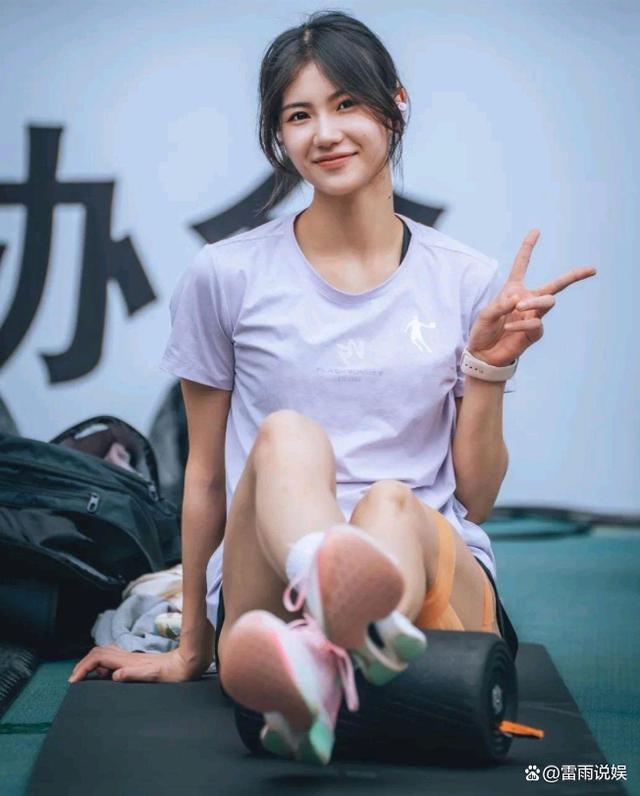包含火爆足球竞技：女子运动员秀出实力！的词条