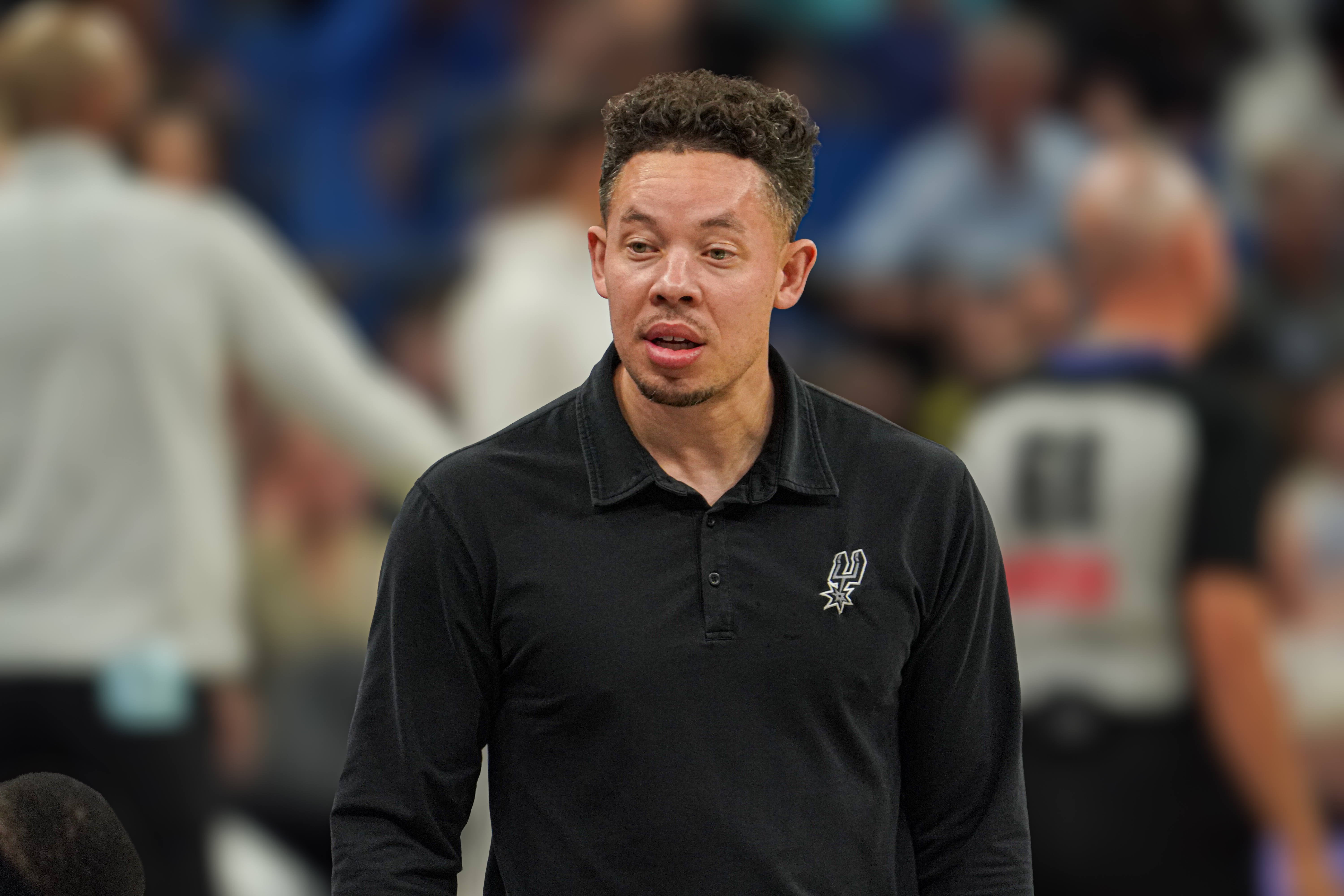 马刺球员集体表现低迷,主帅全力激励提振士气 马刺球员集体表现低迷,主帅全力激励提振士气