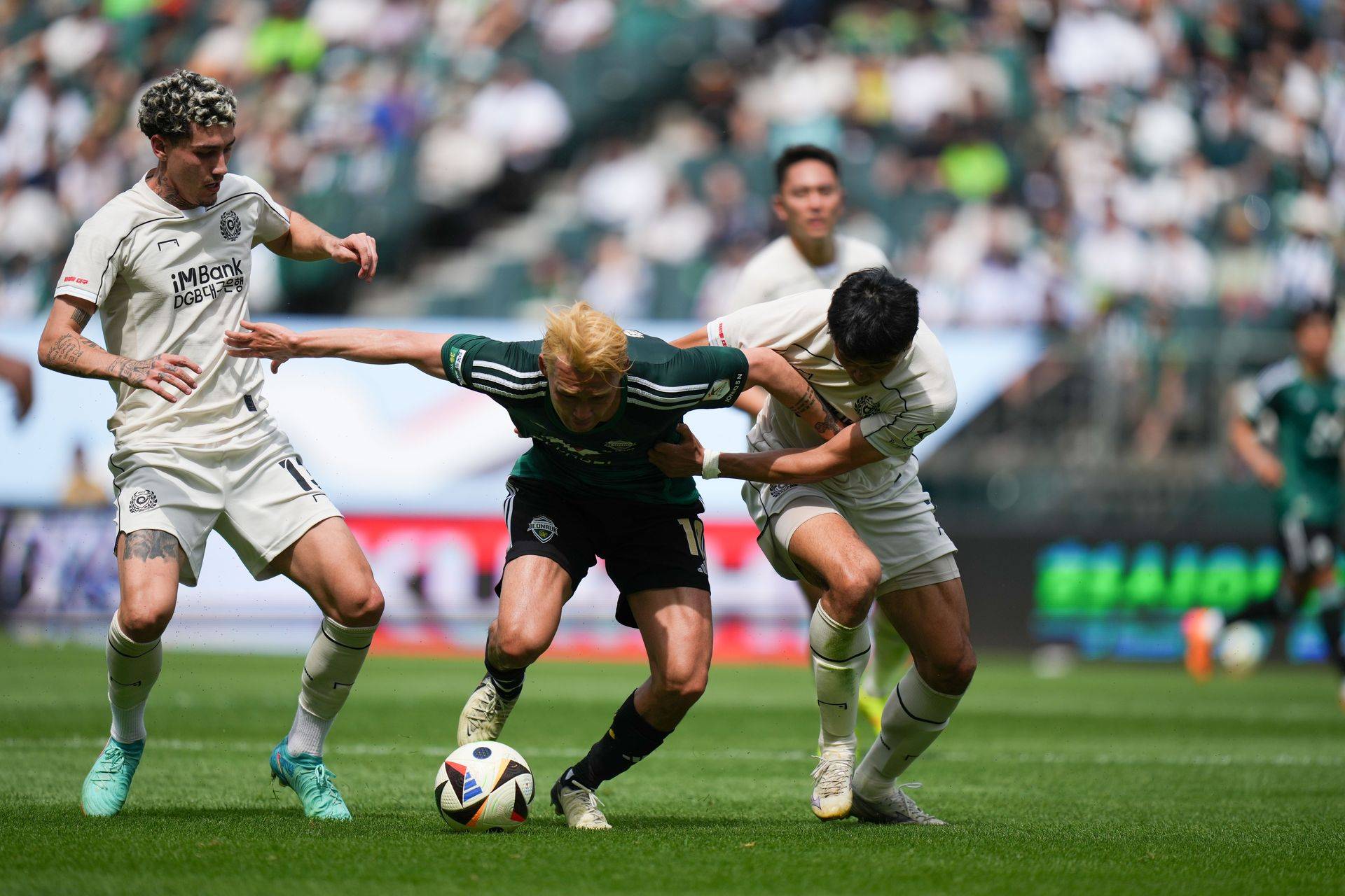 关于足球赛场紧张瞬间,球队表现持续火热的信息 关于足球赛场紧张瞬间,球队表现持续火热的信息