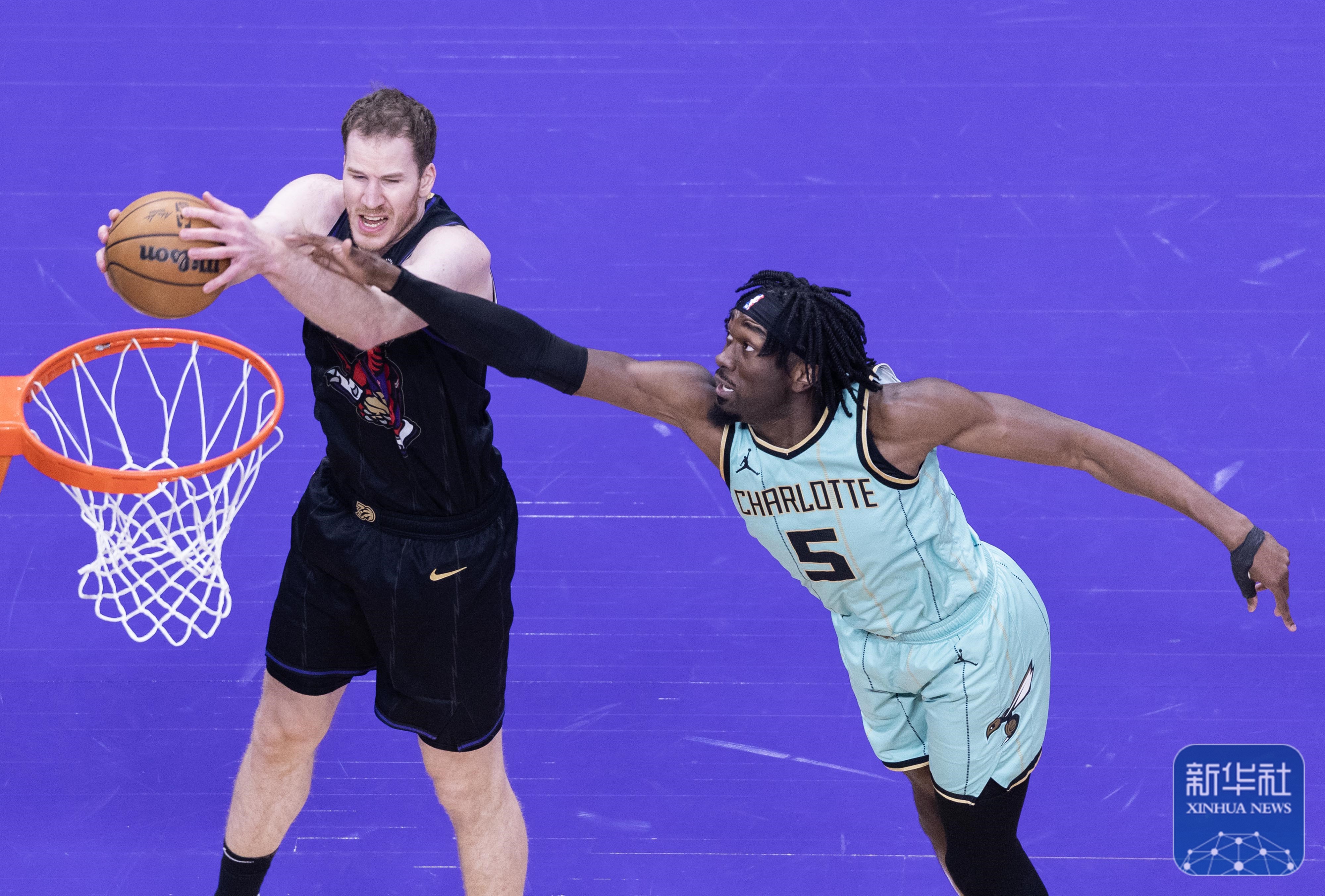 关于精彩篮球比赛一触即发，球队实力对比激烈的信息