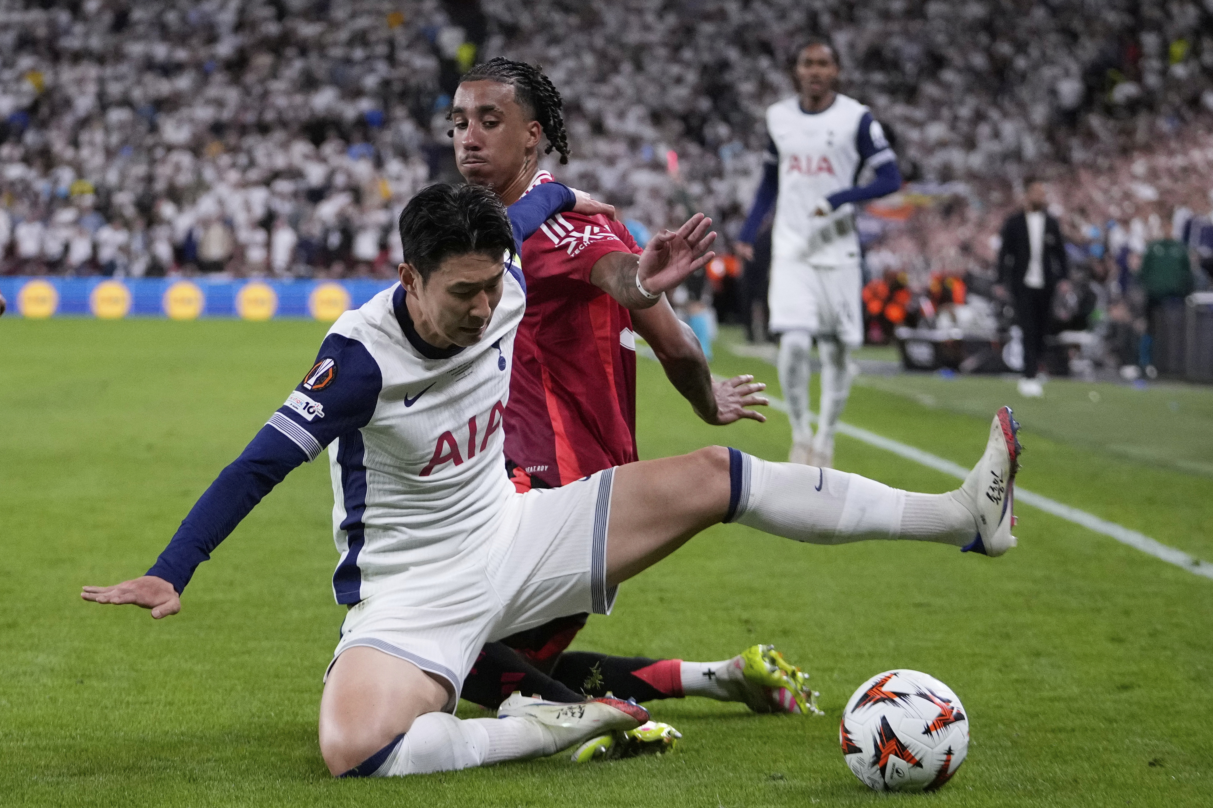 包含足球联赛的激烈程度渐趋白热化，备受瞩目的词条