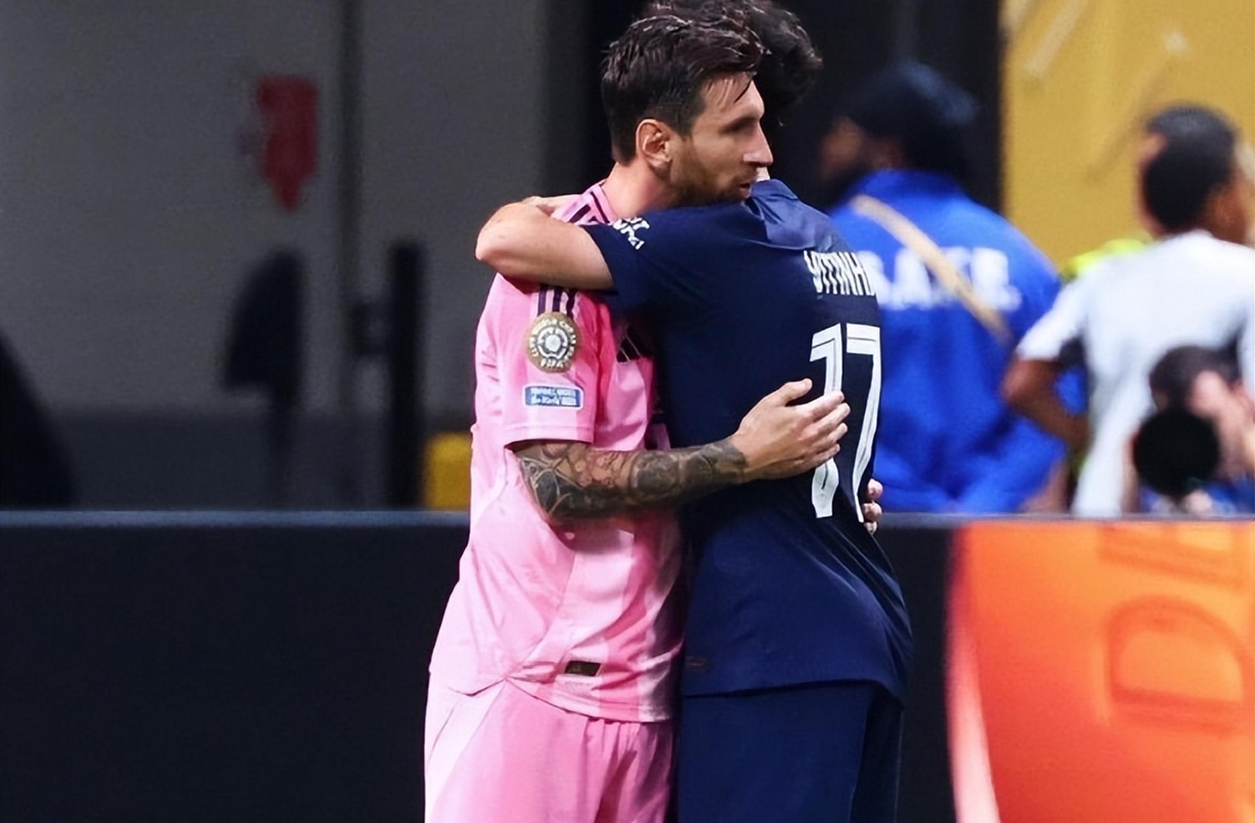 巴萨前锋连入两球！梅西帮助球队2-1力克切尔西