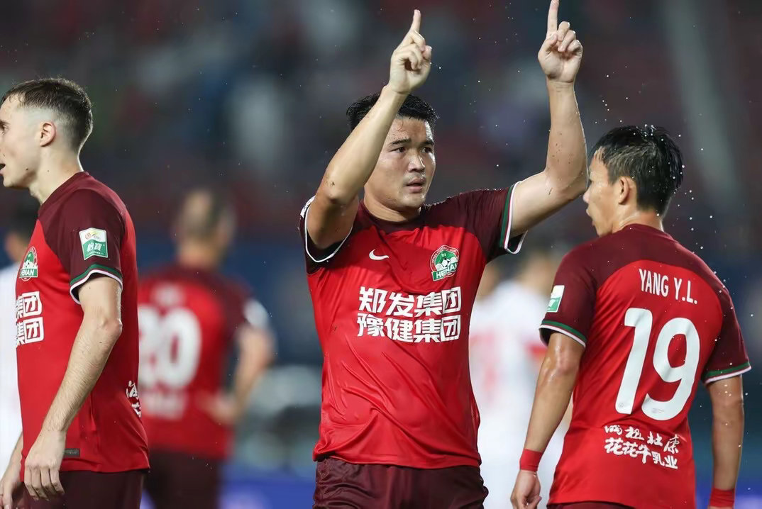 包含上海上港胜天津泰达，取得四连胜继续领跑积分榜的词条