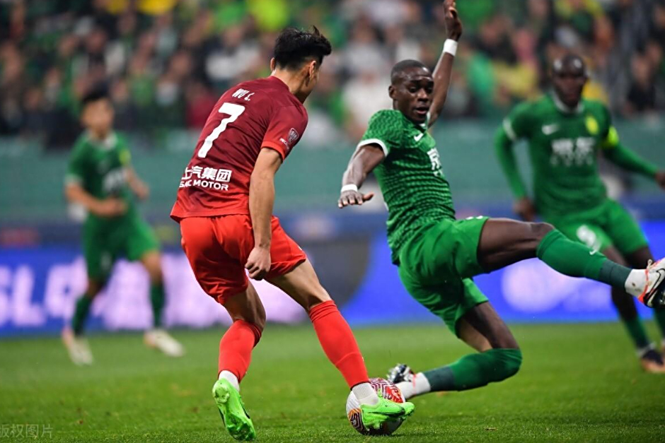 包含上海上港胜天津泰达，取得四连胜继续领跑积分榜的词条