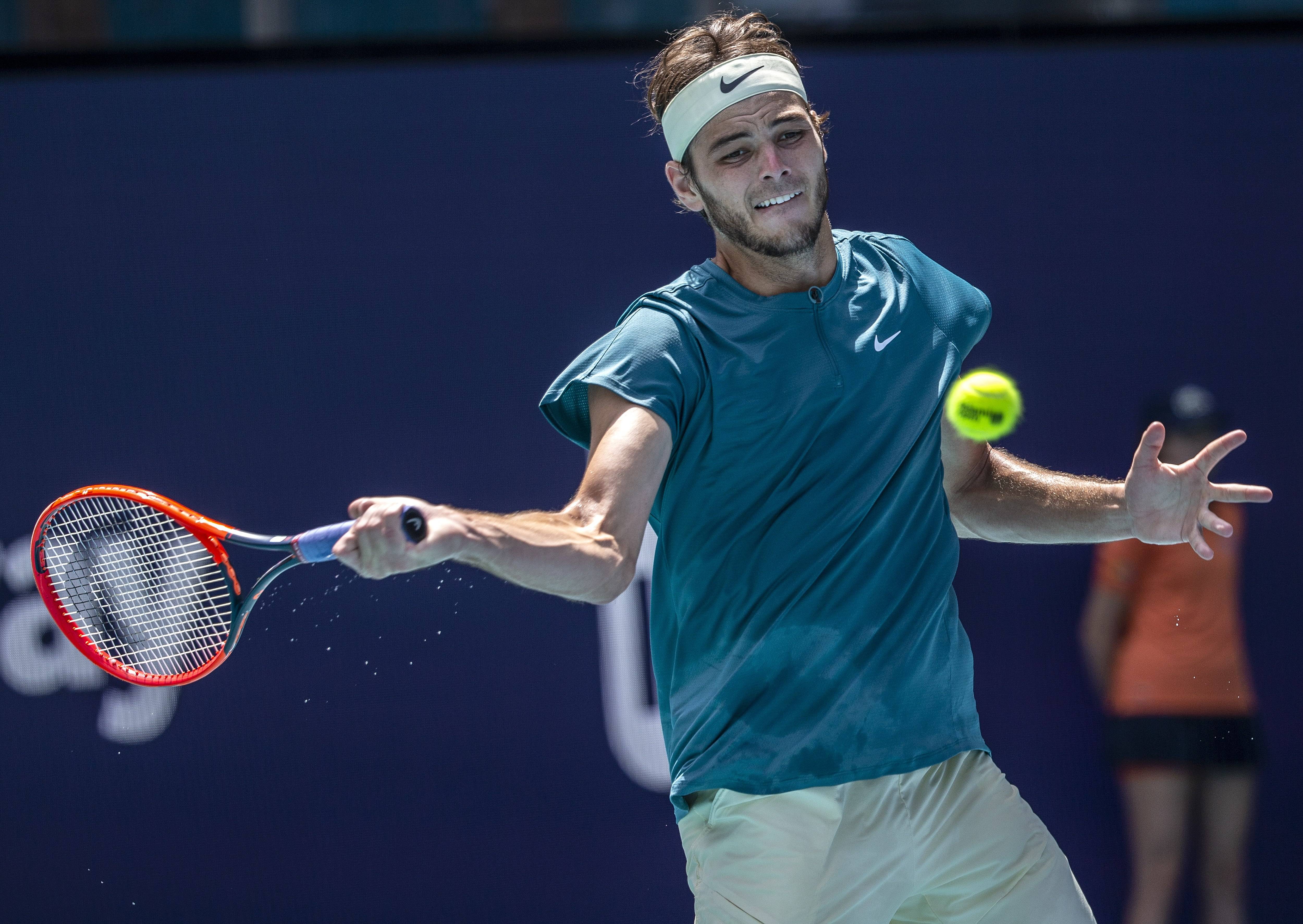 包含英国网球队完胜世界网球队，德约科维奇绝境逆转的词条