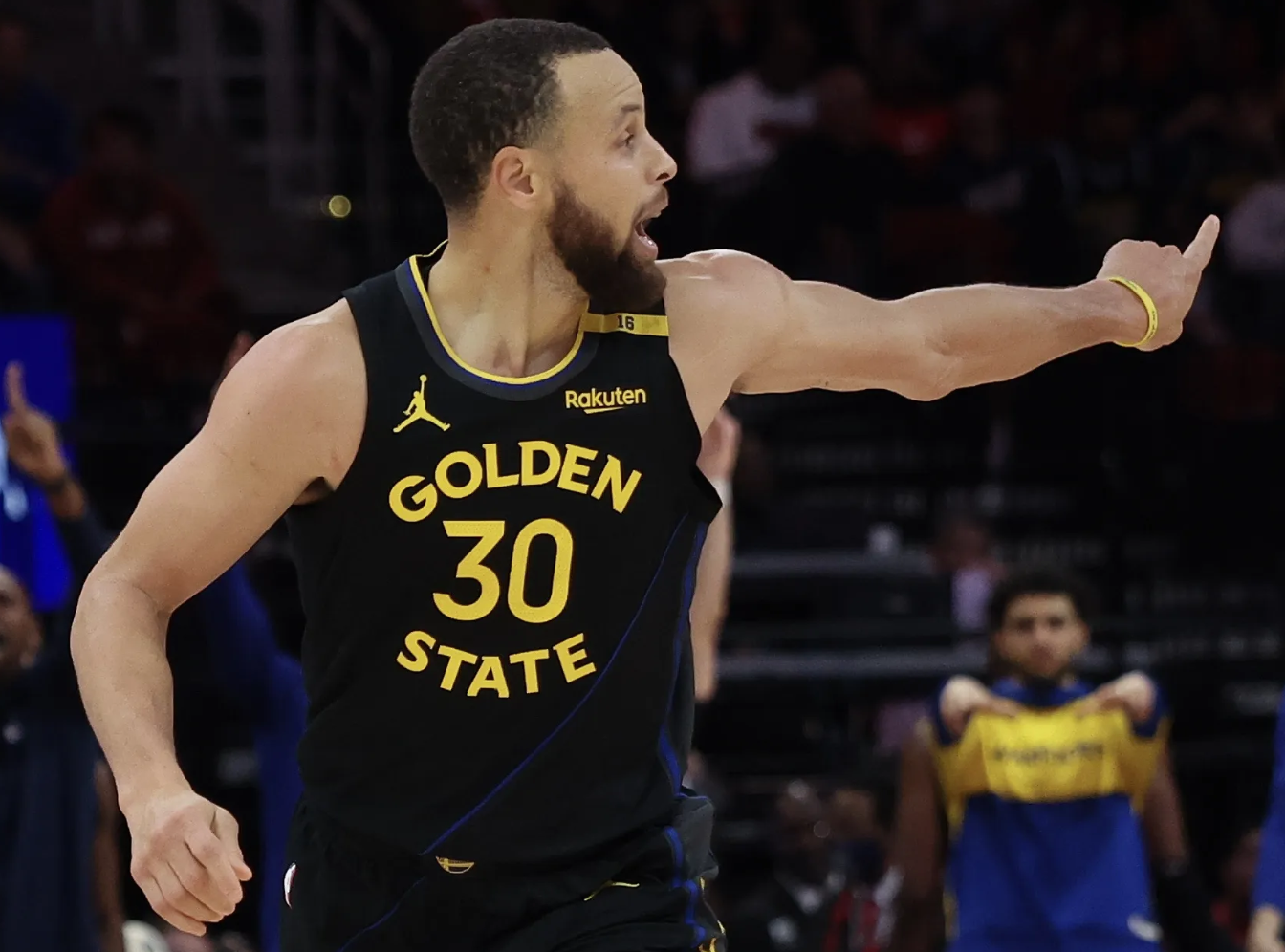 深圳队翻盘尼克斯，库里刷新纪录